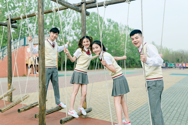火熱的互聯(lián)網(wǎng)時代，初<a href=http://njxh.cn target=_blank class=infotextkey>高中</a>生的你們，準(zhǔn)備好了嗎?